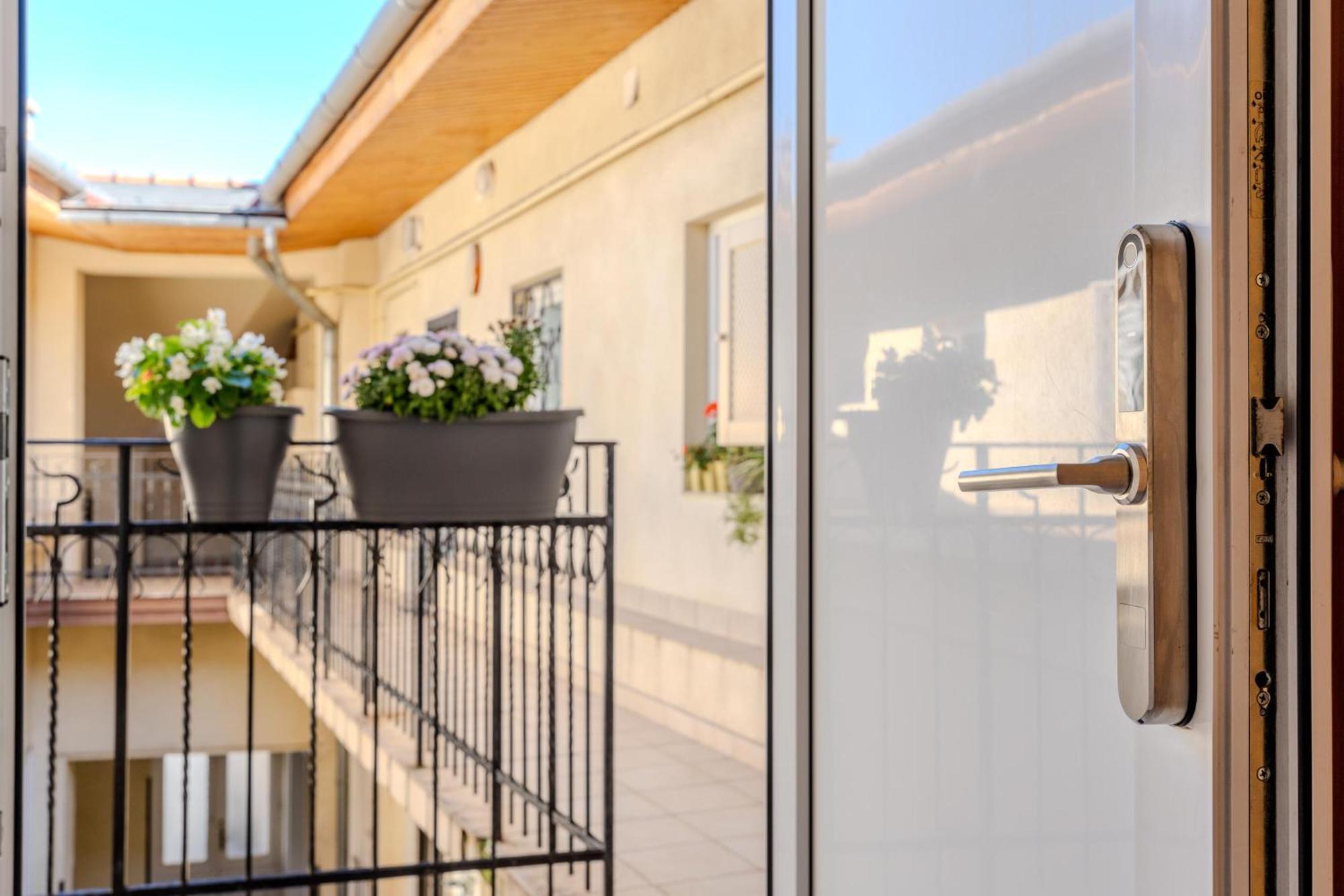 Cozy Flat In The Heart Of Buda Budapest Exterior foto